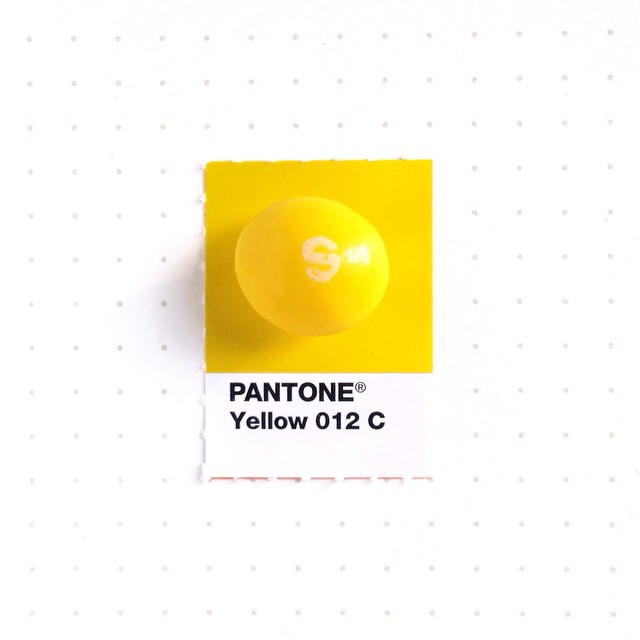 Pantone 048